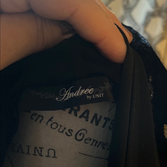 Andree’ by unit Black Velvet kimono with Floral Embroidery - Picture 7 of 10